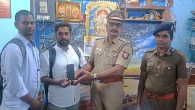 காட்பாடி: காட்பாடி ரயில் நிலையத்தில் செல்போனை தவறவிட்ட பயணியிடம் செல்போனை மீட்டு ஒப்படைத்த ரயில்வே போலீசார்