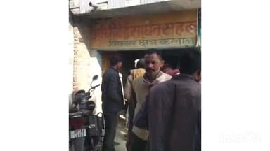 कलान: आंधी देई साधन सहकारी समिति पर यूरिया खाद वितरण के लिए लगी भीड़, कलान के चेयरमेन ने पहुंचकर बटवाई खाद