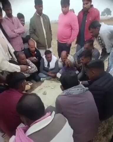 कालपी: गोहना गांव में मेले के पास नाच रही बावन परी, पुलिस से बेखौफ दर्जनों जुआरी जुएं का फड़ सजाकर खेल रहे हैं