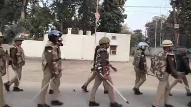 प्रतापगढ़: 6 दिसंबर को लेकर अयोध्या और प्रतापगढ़ पुलिस अलर्ट, एसपी ने पीएसी के साथ शहर में किया फ्लैग मार्च