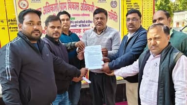 ओबरा: म्योरपुर में ऑनलाइन अटेंडेंस और गैर विभागीय कार्यों के विरोध में ग्राम पंचायत सचिवों ने किया धरना