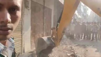 चंदौसी: चंदौसी के ब्रह्म बाजार में दूसरे दिन भी अवैध अतिक्रमण के खिलाफ चला बुलडोजर, अतिक्रमण करने वालों में मचा हड़कंप