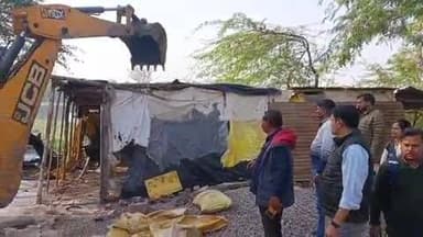 राठ: प्रशासन की टीम ने अतरौलिया इलाके में दीपा तालाब के किनारे किए गए कब्जे व अतिक्रमण को बुलडोजर से हटाया