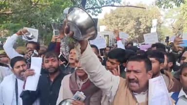 फतेहपुर: कोटेदारों ने कटोरा लेकर कलेक्ट्रेट में किया प्रदर्शन, मुख्यमंत्री को ज्ञापन भेजकर की मांग की