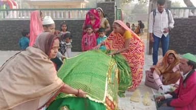 सिकंदरा: संदलपुर में हिन्दू–मुस्लिम एकता का प्रतीक संदलशाह बाबा मेला शुरू, चादर चढ़ाने वालों की भीड़