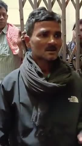 चंद्रपुरा थाना के एक सिपाही घुस लेते पकड़ाया जो पीछे से आ रहा है वही सिपाही है