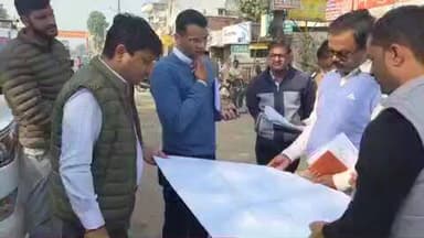 बलरामपुर: झारखंडी रेलवे क्रॉसिंग पर ओवर ब्रिज निर्माण हेतु डीएम ने किया निरीक्षण, NH के अभियंता को निर्माण के निर्देश