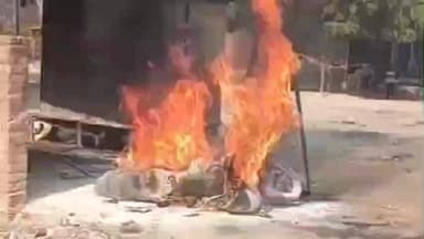 बिलग्राम: मटियामऊ बाजार में बिल्डिंग के निर्माण के दौरान अचानक बाइक में लगी आग, देखते-देखते जलकर हुई राख