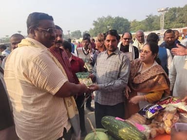 शाहगंज: शाहगंज महोत्सव के दूसरे दिन पहुंचे मंत्री ओमप्रकाश राजभर, कई लोगों को किया गया सम्मानित