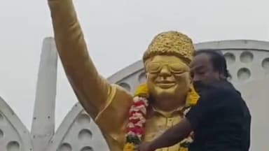 மதுராந்தகம்: மாமண்டூர் பகுதியில் முன்னாள் முதல்வர் ஜெயலலிதாவின் நினைவு நாளைமுன்னிட்டு அண்ணார்ந்து திருவுருச்சிலைக்கு அதிமுகவினர் மாலைஅணிவித்து மரியாதை செலுத்தினர்