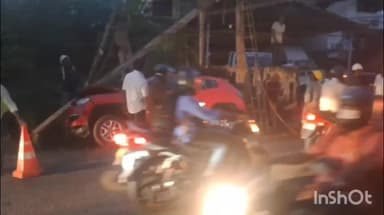 പറവൂർ: ഏലൂർ മഞ്ഞുമ്മൽ റോഡിൽ നിയന്ത്രണം വിട്ടക്കാർ വൈദ്യുതി പോസ്റ്റിൽ ഇടിച്ച് അപകടം