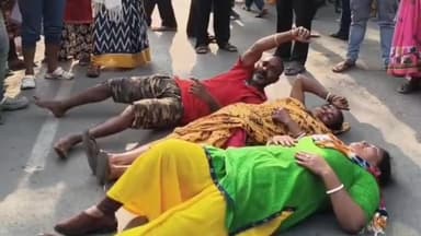 কল্যাণী: কল্যাণীর গয়েশপুরে তৃণমূলের বিরুদ্ধে পথে নামল তৃণমূল, টায়ার জ্বালিয়ে রাস্তা অবরোধ করে বিক্ষোভ