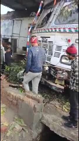 खतौली: खतौली कस्बे के आलू मिल रोड के पास बेकाबू ट्रक ने ई-रिक्शा चालक को कुचला, मौके पर हुई दर्दनाक मौत से मची अफरा-तफरी