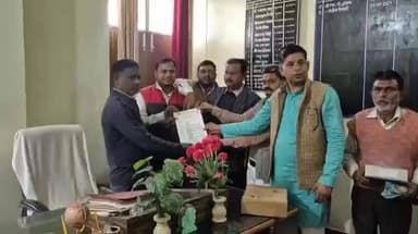 महोबा: कलेक्ट्रेट में लाभांश बढ़ाने की मांग को लेकर कोटेदारों ने किया प्रदर्शन, ई-पॉश मशीनें जमा कर वितरण ठप