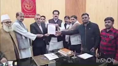 संभल: संभल में वक्फ संपत्तियों के ऑनलाइन रजिस्ट्रेशन में हो रही दिक्कतों को लेकर लोगों ने SDM कार्यालय पर दिया ज्ञापन