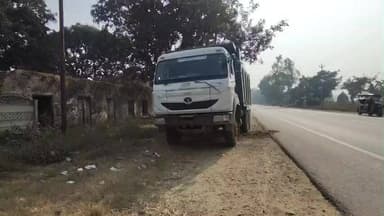 चंदौसी: चंदौसी गुंमथल मार्ग बाईपास पर परिवहन विभाग ने मिट्टी से भरे डंपर पर की कार्रवाई, दस्तावेज न दिखाने पर लगाया जुर्माना