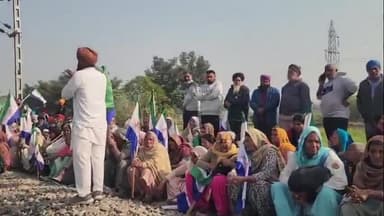 ਸੁਲਤਾਨਪੁਰ ਲੋਧੀ: ਡਡਵਿੰਡੀ ਵਿਖੇ ਕਿਸਾਨ ਮਜ਼ਦੂਰ ਸੰਘਰਸ਼ ਕਮੇਟੀ ਵੱਲੋਂ ਕੇਂਦਰ ਖਿਲਾਫ ਰੇਲ ਲਾਈਨ ਉੱਤੇ ਧਰਨਾ, ਬਿਜਲੀ ਸੋਧ ਬਿੱਲ 2025 ਤੁਰੰਤ ਰੱਦ ਕਰਨ ਦੀ ਮੰਗ