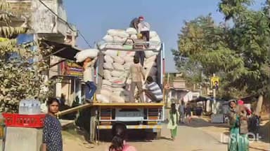 बिशुनपुरा: विशुनपुरा: धान खरीद शुरू न होने से किसान बेहाल, औने-पौने दाम पर बेचने को मजबूर