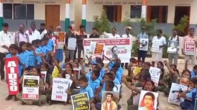 ಕಲಘಟಗಿ: ಸರ್ಕಾರಿ ಶಾಲೆಗಳನ್ನು ಮುಚ್ಚುವ ರಾಜ್ಯ ಸರ್ಕಾರದ ಕ್ರಮ ಖಂಡಿಸಿ ಕಲಘಟಗಿ ತಾಲೂಕಿನ ಲಿಂಗನಕೊಪ್ಪ ಗ್ರಾಮದಲ್ಲಿ ಪ್ರತಿಭಟನೆ