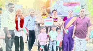 ಹಳಿಯಾಳ: ನಿವೃತ್ತರಾಗಿ ತಾಯ್ನಾಡಿಗೆ ಮರಳಿದ ಯೋಧ ರೋಹಿದಾಸ ಪಾಟೀಲ್ ಅವರಿಗೆ ಪಟ್ಟಣದ ಶಿವಾಜಿ ವೃತ್ತದಲ್ಲಿ ಅದ್ದೂರಿ ಸ್ವಾಗತ