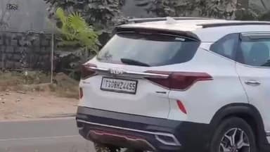 ఇబ్రహీంపట్నం: గండిపేటలో రోడ్డు మధ్యలో ఉన్న డివైడర్ను ఢీకొన్న కారు, వ్యక్తికి తీవ్ర గాయాలు