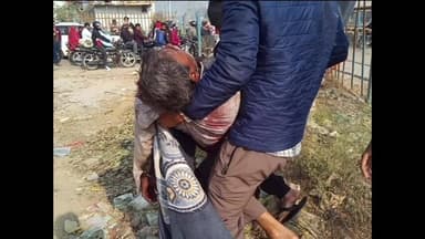 खेकड़ा: खेकड़ा में रेलवे ट्रैक के पास ट्रेन से कटकर युवक घायल, पिता बच्चों को ट्रेन में बैठाकर लौट रहा था, हायर सेंटर रेफर