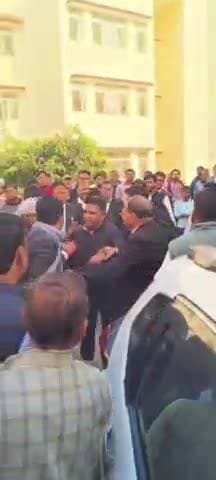 बदायूं: न्यायालय परिसर में दरोगा और वकीलों के बीच मारपीट का वीडियो हुआ वायरल