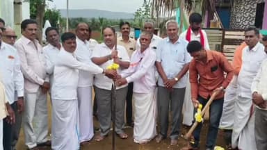 ಗುಂಡ್ಲುಪೇಟೆ: ಕುಂದಕೆರೆಯಲ್ಲಿ ಸಿಸಿ ರಸ್ತೆ, ಚರಂಡಿ ಕಾಮಗಾರಿಗೆ ಗುದ್ದಲಿ ನೆರವೇರಿಸಿದ ಶಾಸಕ ಗಣೇಶ್ ಪ್ರಸಾದ್