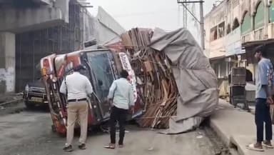 తణుకు: ఉండ్రాజవరం జంక్షన్ వద్ద జాతీయ రహదారిపై బోల్తా పడిన లారీ