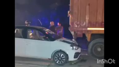 मुसाफिरखाना: मुसाफिरखाना क्षेत्र में हाईवे पर कार और ट्रक की टक्कर, खड़ी ट्रक में घुसी कार, चालक मामूली रूप से घायल