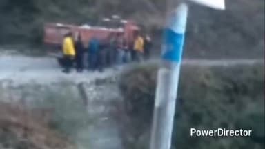 रामगढ़: रामगढ नथुआ खान मोटरमार्ग पर बीच सड़क पर एक डंपर का एक्सल टूटा, डंपर सड़क पर फंसा