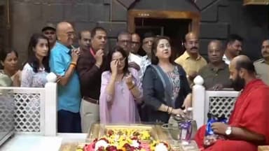 राहाता: सिने अभिनेत्री व माजी खासदार जया प्रदा साई दरबारी.. मध्यान्ह आरती करत घेतलं दर्शन..