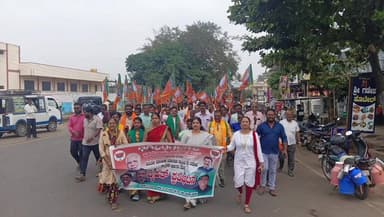 ಹಳಿಯಾಳ: ರಾಜ್ಯ ಸರ್ಕಾರದ ರೈತ ವಿರೋಧಿ ನೀತಿಗಳನ್ನು ಖಂಡಿಸಿ ತಹಶೀಲ್ದಾರ್ ಕಛೇರಿ ಎದುರು ಬಿಜೆಪಿಯಿಂದ ಬೃಹತ್ ಪ್ರತಿಭಟನೆ