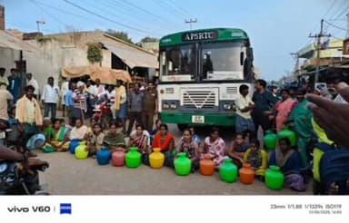 కళ్యాణదుర్గం: కుందుర్పిలో తాగునీటి కోసం ఖాళీ బిందెలతో రాస్తారోకో నిర్వహించిన మహిళలు