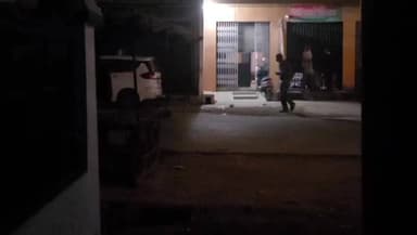 ललितपुर स्टेशन देवगढ़ रोड स्थित देसी कलारी पर रात 10.20 मिनट पर खुले आम दारू भेजने का वीडियो हुआ वायरल#lalitpurnews