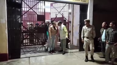 সৃজনগ্ৰাম: বিশ্বাস যাত্ৰাত উপস্থিত হৈ ৰাজ্যিক মহিলা আয়োগৰ অধ্যক্ষা আঙুৰ লতা ডেকাই অভয়াপুৰী জিলা কাৰাগাৰত পৰিদৰ্শন কৰে