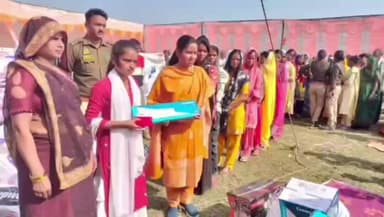 अतर्रा: बिसंडा गांव में मुख्यमंत्री सामूहिक विवाह कार्यक्रम में 78 जोड़े परिणय सूत्र में बंधे, अधिकारियों ने वर