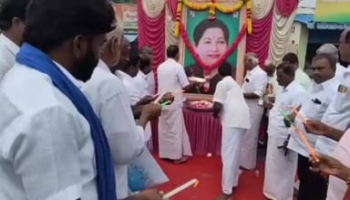 மதுராந்தகம்: தொழுப்பேடு பகுதியில் அதிமுக சார்பில் தமிழக முன்னாள் முதல்வர் ஜெயலலிதாவின் திருவுருவப்படத்திற்கு மலர் தூவி அஞ்சலி செலுத்தப்பட்டது