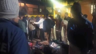 खुलताबाद: खुलताबादमध्ये अफवा उडाली मतपेट्यांची… पण बॅगा निघाल्या पोलिसांच्या कपड्यांच्या!