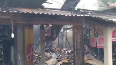 পানিসাগর: পানিসাগর বাজারে অগ্নিকাণ্ডে ক্ষতিগ্রস্ত ব্যবসায়ী ও দোকান মালিকদের খোঁজ খবর নিতে যান একাধিক সিপিআইএম নেতৃত্বরা