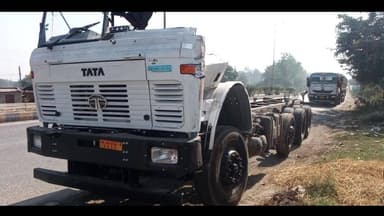 ओबरा: चोपन में खड़े ट्रक से टकराई चेसिस, चालक को मिर्गी का दौरा आने से हुआ हादसा