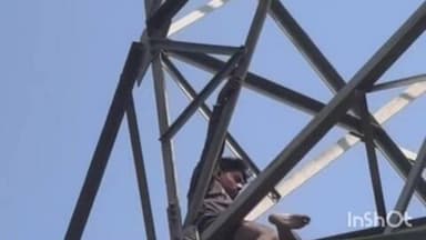 बिधूना: बेला क्षेत्र के नए पुरवा गांव निवासी युवक हाई टेंशन टावर पर चढ़ा, पुलिस के समझाने पर 3 घंटे बाद उतरा