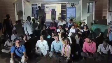 రాయదుర్గం: కణేకల్లు లో వైఎస్సార్ విగ్రహం ధ్వంసం, పోలీసు స్టేషన్ వద్ద వైఎస్సార్సీపీ నేతల దర్నా