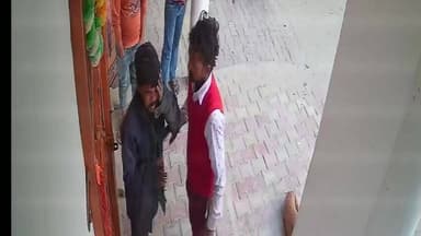 अमरोहा: अमरोहा में दिनदहाड़े दबंग ने युवक को दौड़ा-दौड़ा कर पीटा, घटना सीसीटीवी में कैद