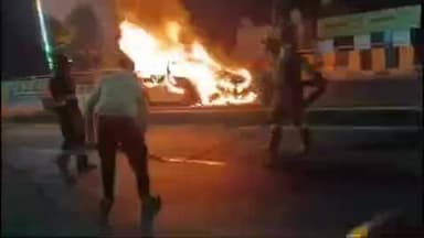 फिरोज़ाबाद: कोटला चुंगी फ्लाई ओवर पर सड़क पर दौड़ रही कार बनी आग का गोला, कार सवार 2 लोगों ने कूदकर बचाई जान