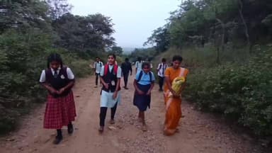 ಹನೂರು: ಕಾಡುಪ್ರಾಣಿಗಳ ಭಯದಲ್ಲೇ ನಿತ್ಯ 7 ಕಿಮೀ ನಡೆದು ಶಾಲೆಗೆ ಹೋಗುವ ಪಚ್ಚೆದೊಡ್ಡಿ ವಿದ್ಯಾರ್ಥಿಗಳು: ಸಿಎಂಗೆ ಮನವಿ