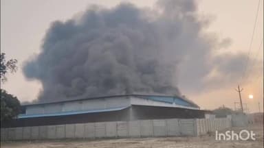 हरदोई: दोना पत्तल फैक्ट्री में लगी भीषण आग, दमकल की कई गाड़ियां मौके पर पहुंची, फैक्ट्री देहात क्षेत्र के मंगलीपुरवा के पास है