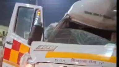 महाराजगंज: N.P महाराजगंज में फरेंदा रोड पर एम्बुलेंस की ट्रक से भिड़ंत, दो लोग गंभीर रूप से घायल