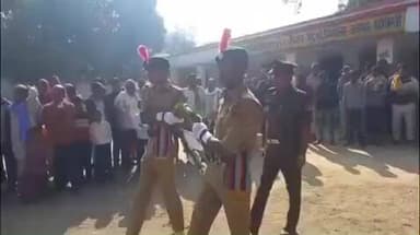 इकौना: डिकरा निवासी एनसीसी कैडेट सत्यम शुक्ला की ट्रेन से गिरकर हुई मौत, सैन्य सम्मान के साथ पैतृक आवास पर दी गई अंतिम विदाई