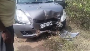 ಗುಂಡ್ಲುಪೇಟೆ: ಲಕ್ಕೂರು ಗೇಟ್ ಬಳಿ ಮರಕ್ಕೆ ಡಿಕ್ಕಿ ಹೊಡೆದ ಕಾರು, ಚಾಲಕ ಪಾರು